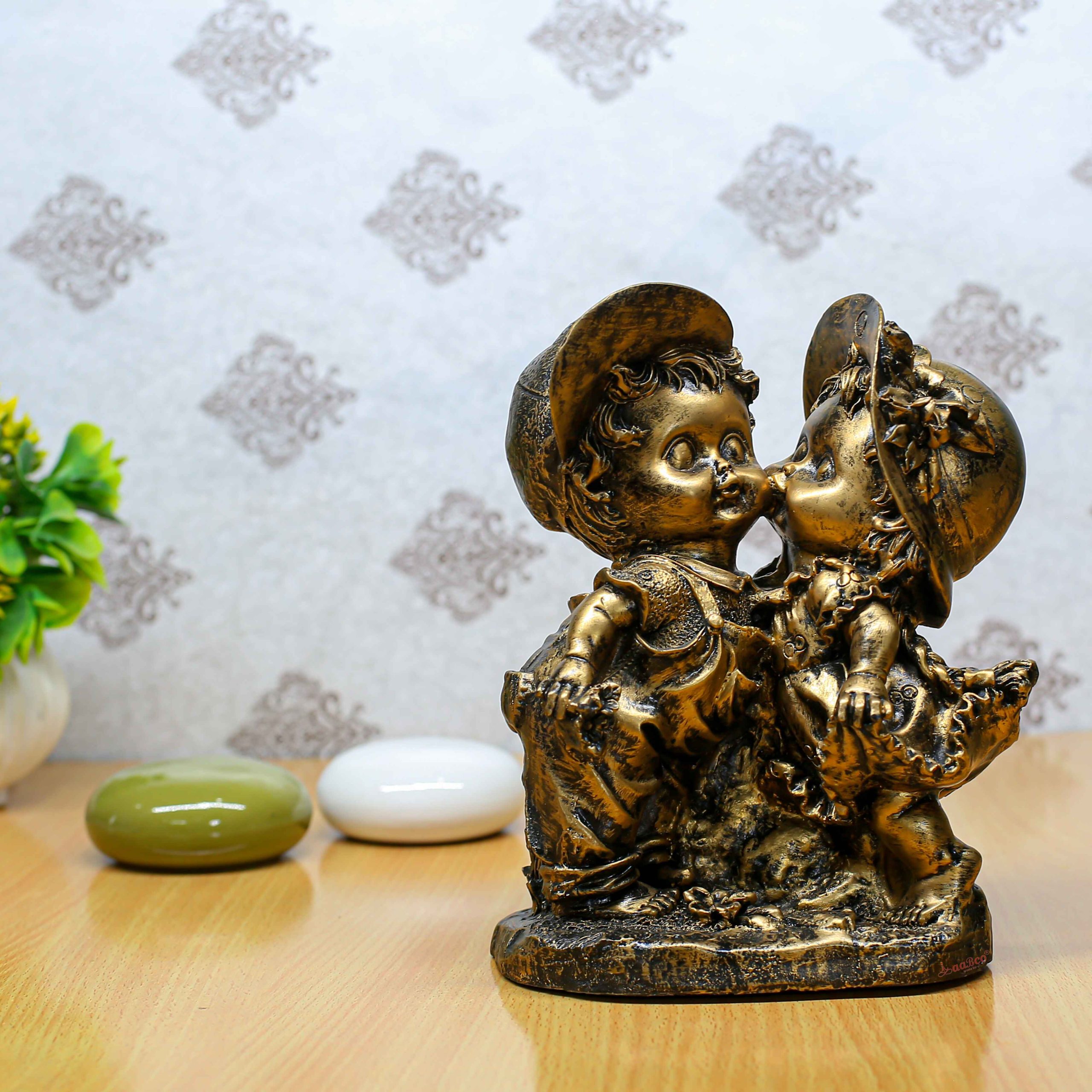 Golden antique kissing babies decorative showpiece statue