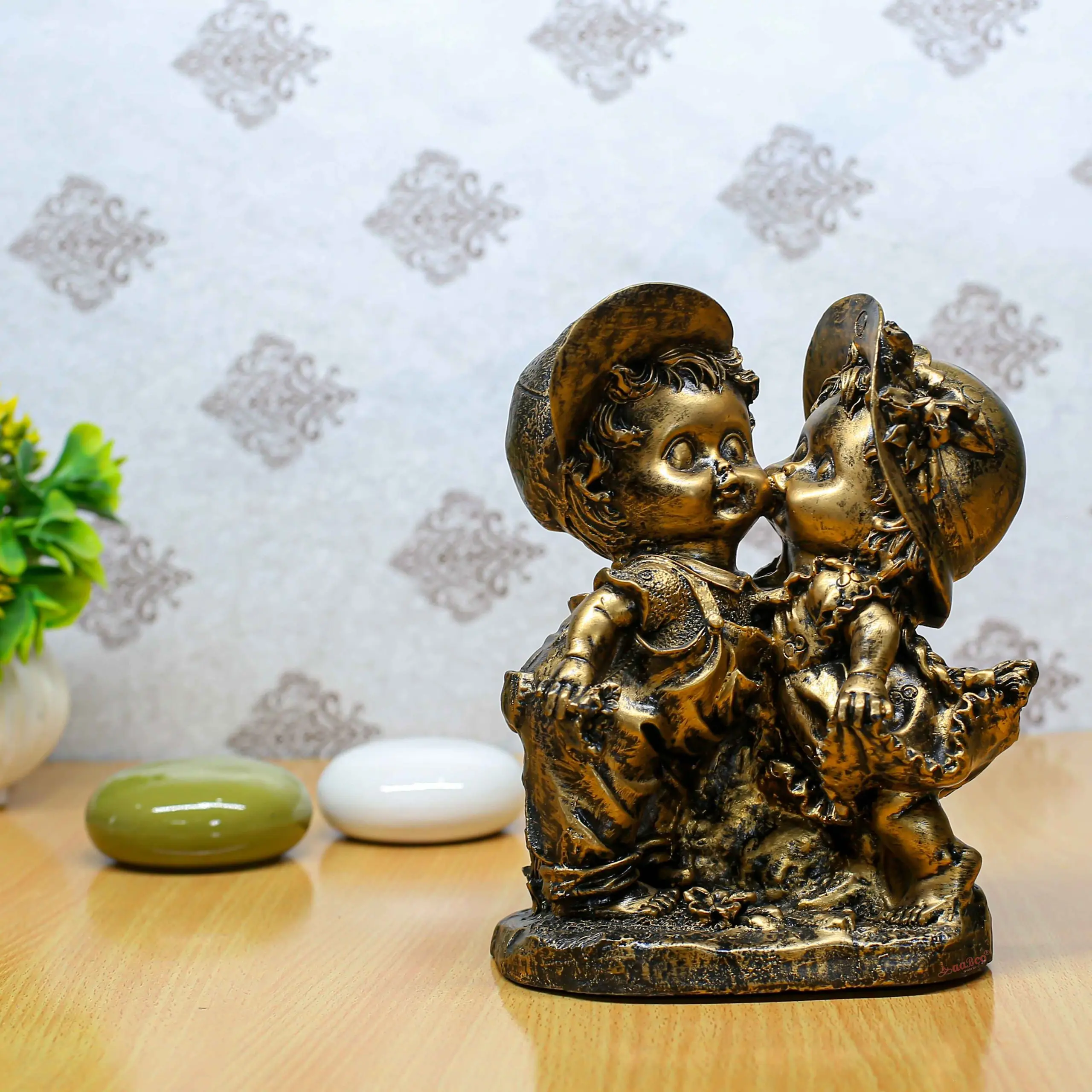 Golden antique kissing babies decorative showpiece statue